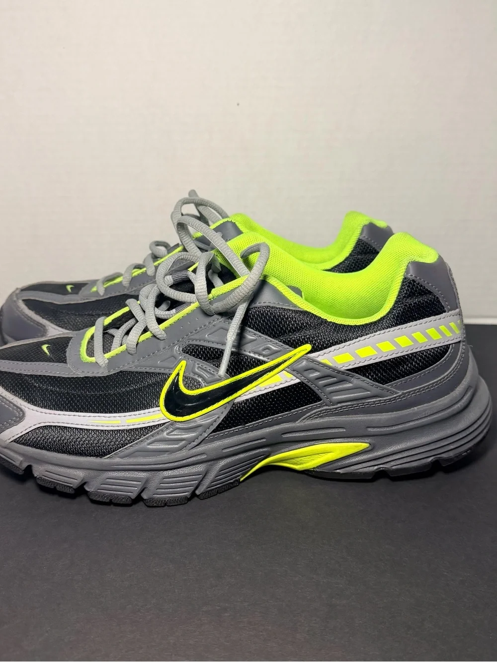 Nike Initiator sneakers Low-top casual shoes 394055-023 Sz 10.5 - Like New